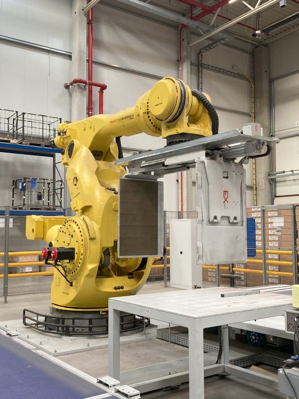 industrial robot with conveyor belt system and safety fence / Fanuc / M-2000iA/1700L