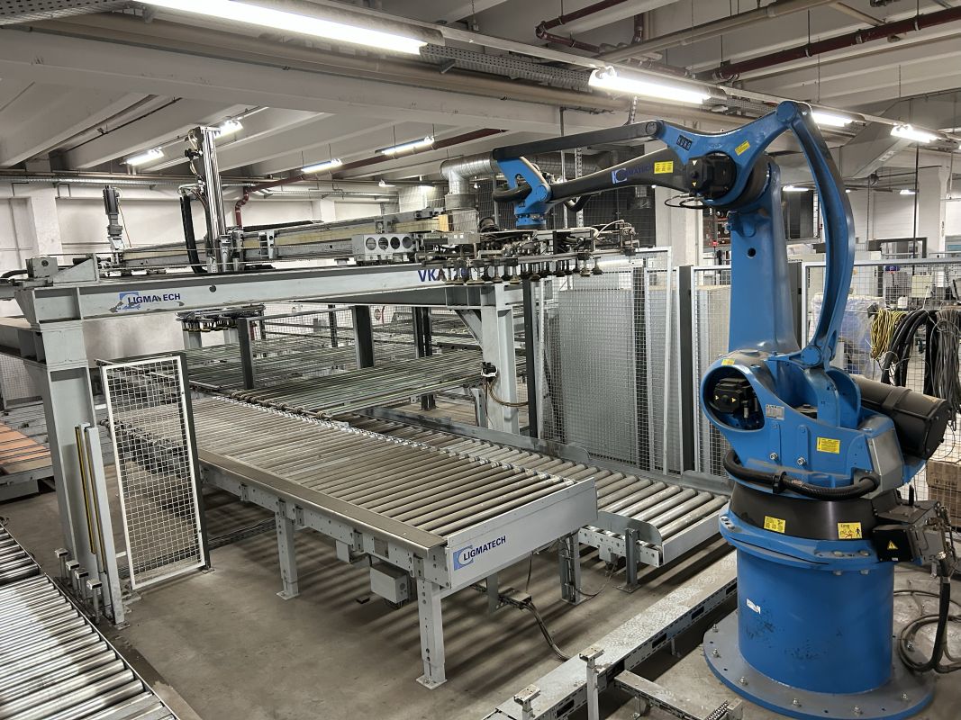 palletizing system / Ligmatech + WTT / 