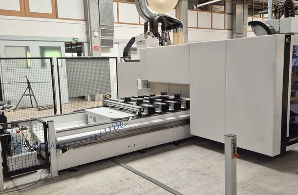 CNC machining centre with gluing unit / HOMAG / CENTATEQ E-500